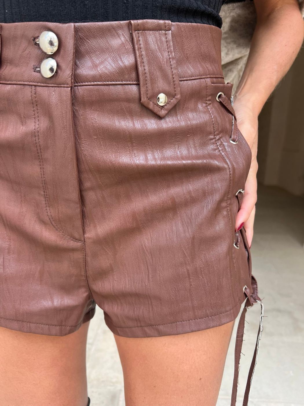 SHORT COURO KIM MARROM
